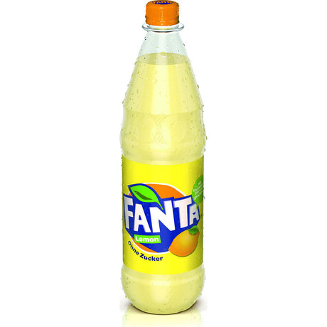 Eine 1-Liter-Flasche Fanta Lemon Zero ohne Zucker MEHRWEG zeigt ein gelbes Etikett und einen orangefarbenen Verschluss, der mit Kondenswasser bedeckt ist - erfrischend und kalorienarm.