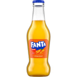 Eine Glasflasche Fanta Orange 0,2L (MEHRWEG) von Fanta mit blauem Verschluss und orangem Etikett hebt sich von einem weißen Hintergrund ab.
