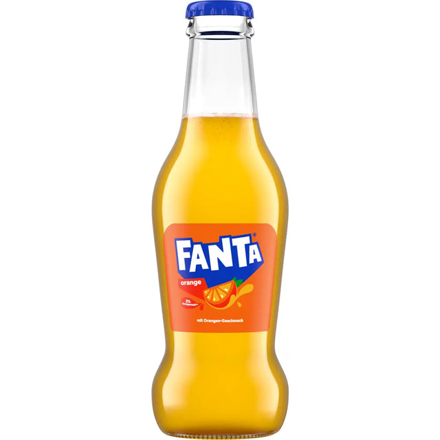 Eine Glasflasche Fanta Orange 0,2L (MEHRWEG) von Fanta mit blauem Verschluss und orangem Etikett hebt sich von einem weißen Hintergrund ab.