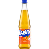 Eine Glasflasche Fanta Orange 0,4 l (MEHRWEG) von Fanta mit blauem Verschluss und orangefarbenem Etikett, das mit leuchtenden Orangenscheiben verziert ist.