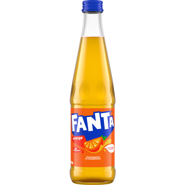 Eine Glasflasche Fanta Orange 0,4 l (MEHRWEG) von Fanta mit blauem Verschluss und orangefarbenem Etikett, das mit leuchtenden Orangenscheiben verziert ist.