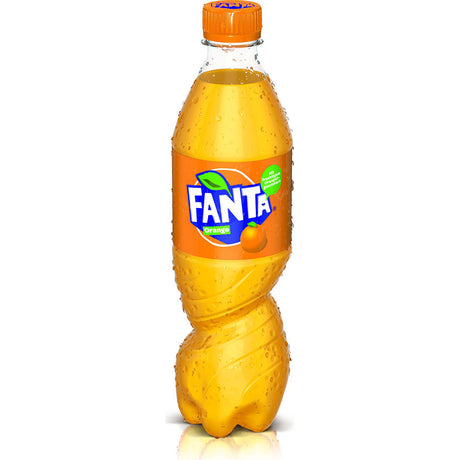 Eine Fanta Orange PET 0,5 Liter Mehrweg-Flasche aus einem 12er-Pack, bedeckt mit Kondensationstropfen.