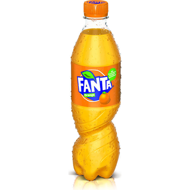 Eine Fanta Orange PET 0,5 Liter Mehrweg-Flasche aus einem 12er-Pack, bedeckt mit Kondensationstropfen.