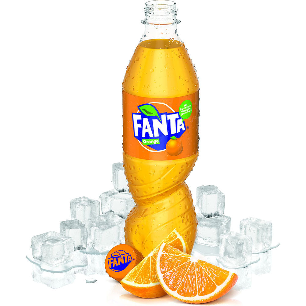 Eine Fanta Orange PET 0,5L Mehrweg-Flasche aus einem 12er-Pack ist mit Eiswürfeln und Orangenscheiben davor auf weißem Hintergrund abgebildet.