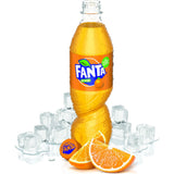 Eine Fanta Orange PET 0,5L Mehrweg-Flasche aus einem 12er-Pack ist mit Eiswürfeln und Orangenscheiben davor auf weißem Hintergrund abgebildet.