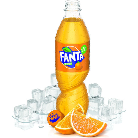 Eine Fanta Orange PET 0,5L Mehrweg-Flasche aus einem 12er-Pack ist mit Eiswürfeln und Orangenscheiben davor auf weißem Hintergrund abgebildet.