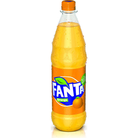 Eine Fanta Orange PET 1L Mehrweg-Flasche mit Kondenswassertropfen vor einem weißen Hintergrund.