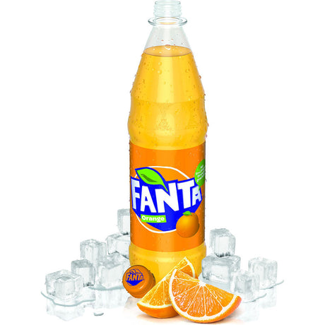 Eine Fanta Orange PET 12x 1 Liter (MEHRWEG) Flasche von Fanta wird mit Eiswürfeln und Orangenscheiben dargestellt, wodurch eine erfrischende Szene auf weißem Hintergrund entsteht.