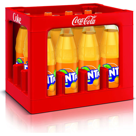 Ein roter Coca-Cola-Kasten enthält Fanta Orange PET 12x 1 Liter (MEHRWEG) Flaschen mit dem Fanta-Logo und Orangenscheiben, die den erfrischenden Orangensaft-Geschmack hervorheben.