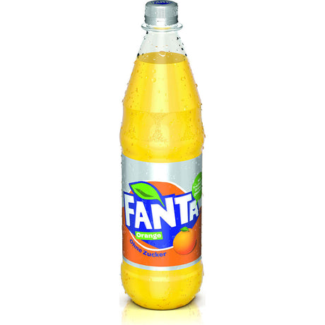 Eine gekühlte Fanta Orange Zero ohne Zucker PET 1L (MEHRWEG) Flasche, mit "zuckerfrei" auf dem Etikett, liefert erfrischenden Orangengeschmack - erhältlich im 12er-Pack von Fanta.