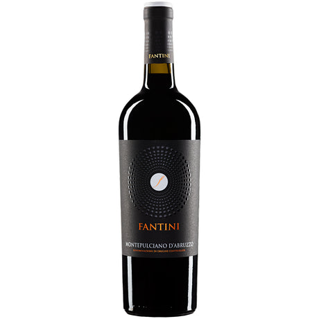 Eine Flasche „Fantini Montepulciano d’Abruzzo DOC 2025“ von Fantini mit einem schwarz-goldenen Etikett, das sich elegant vor einem weißen Hintergrund abhebt.