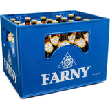 Eine blaue Farny-Kiste enthält 20x0,5 Liter Flaschen Farny Kristall-Weizen (Mehrweg), das kristallklare Weizenbier von Farny.