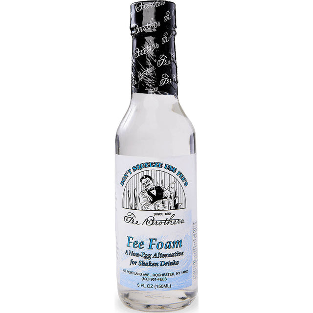 Eine klare 0,15-Liter-Flasche Fee Brothers Fee Foam Eiweißersatz von Fee Brothers mit einem schwarz-silbernen Verschluss - ideal, um Cocktailschaum ohne Eischnee zu Ihren geschüttelten Drinks hinzuzufügen.