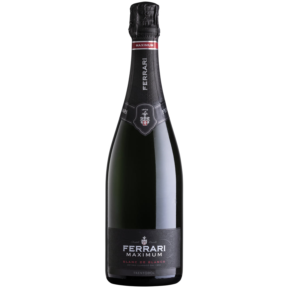 Eine 0,75-Liter-Flasche des Sektes „Ferrari Maximum Blanc de Blanc Trentodoc“, der sich durch sein schwarzes Etikett und seine Folienverpackung auszeichnet, meisterhaft aus Chardonnay-Trauben aus dem Trentino gekeltert wurde und stolz die Bezeichnung „Trentodoc“ trägt.