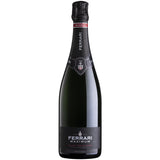 Eine 0,75-Liter-Flasche des Sektes „Ferrari Maximum Blanc de Blanc Trentodoc“, der sich durch sein schwarzes Etikett und seine Folienverpackung auszeichnet, meisterhaft aus Chardonnay-Trauben aus dem Trentino gekeltert wurde und stolz die Bezeichnung „Trentodoc“ trägt.