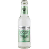 Die 0,2-L-Glasflasche von Fever-Tree Elderflower Tonic Water (MEHRWEG), Teil eines 24er-Packs, ist mit einem silbernen und grünen Etikett versehen und bietet hochwertiges Tonic Water mit zarten Holunderblütennoten.