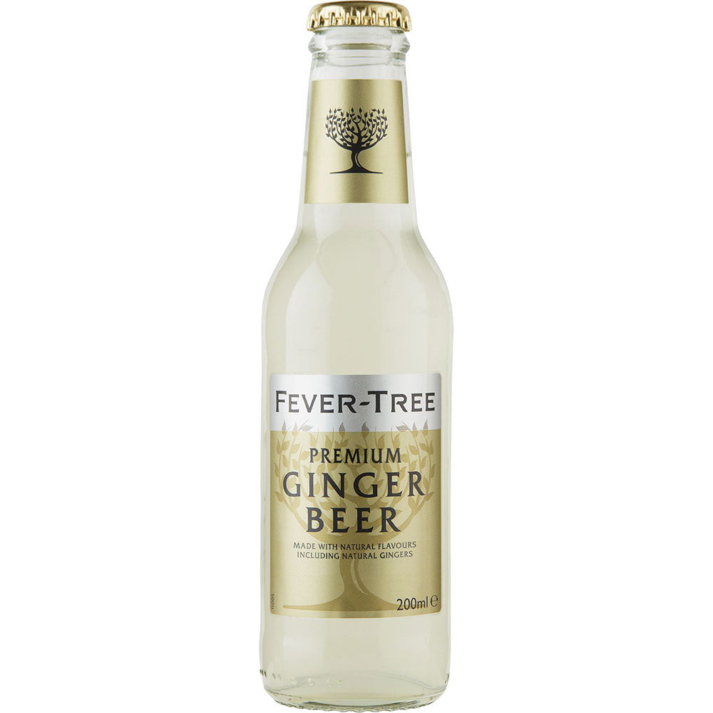 Eine 0,2-Liter-Klarglasflasche Fever-Tree Ginger Beer, ein Premium-Mixgetränk von Fever-Tree, erhältlich in einem 24er-Pack (MEHRWEG), mit einem gold-weißen Etikett.