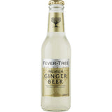 Eine 0,2-Liter-Klarglasflasche Fever-Tree Ginger Beer, ein Premium-Mixgetränk von Fever-Tree, erhältlich in einem 24er-Pack (MEHRWEG), mit einem gold-weißen Etikett.