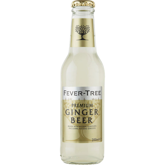 Eine 0,2-Liter-Klarglasflasche Fever-Tree Ginger Beer, ein Premium-Mixgetränk von Fever-Tree, erhältlich in einem 24er-Pack (MEHRWEG), mit einem gold-weißen Etikett.