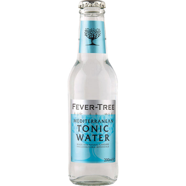 Eine 200-ml-Glasflasche Fever-Tree Mediterranean Tonic Water (24er-Packung, MEHRWEG) mit einem blau-silbernen Etikett. Ideal, um Ihr mediterranes Tonic-Erlebnis aufzuwerten.