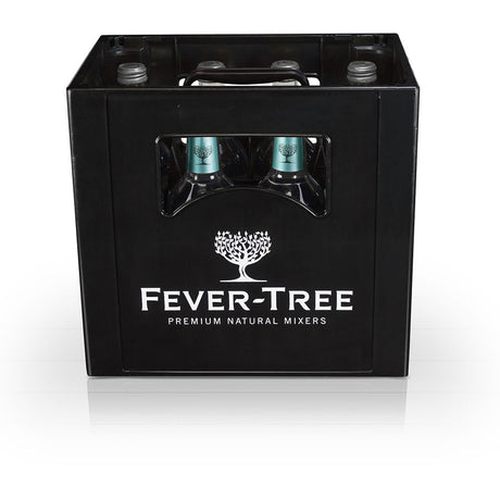 Eine schwarze Fever-Tree Kiste mit 8x 0,5L Flaschen Fever-Tree Mediterranean Tonic Water (Mehrweg), perfekt um ein außergewöhnliches Gin & Tonic Erlebnis zu kreieren.