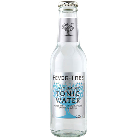 Die Fever-Tree Premium Dry Tonic Water 24x 0,2L (MEHRWEG) Packung besteht aus klaren Flaschen mit silbernen Verschlüssen und blauen Etiketten - ideal für die Herstellung von Premium Gin & Tonics.