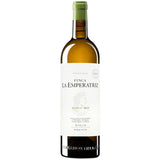 Eine Flasche „Bodegas Finca La Emperatriz Gran Vino Blanco Rioja DOCa 2019“, die sich durch ihr weiß-grünes Etikett auszeichnet und überwiegend aus Viura-Trauben gekeltert wird.