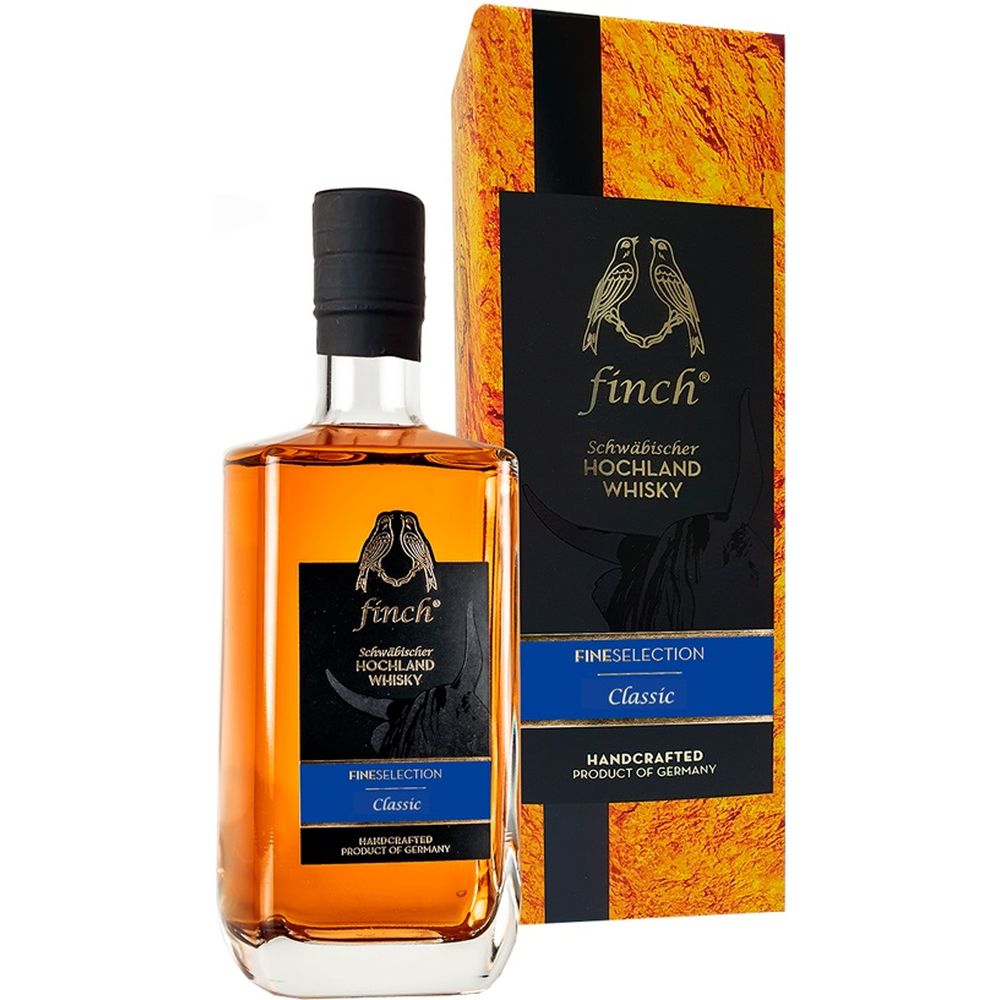 Eine Flasche Finch FineSelection Classic Hochland Whisky 40% 0,5 Liter steht neben der stilvollen schwarz-orangefarbenen Verpackungsbox.
