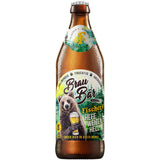 Eine 0,5-Liter-Flasche Fischer's Braubär Hefe Weizen Hell von Fischer's Brauhaus Mössingen mit einem Bären, der ein Glas hält, auf dem Etikett (20er-Pack MEHRWEG).