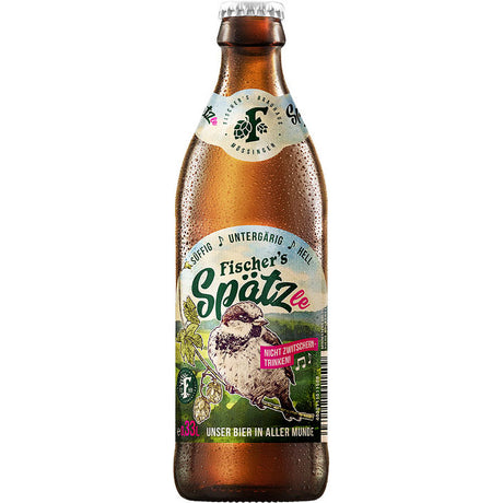 Eine kalte Flasche Fischer's Spätzle 20x 0,33 Liter (MEHRWEG) aus dem Fischer's Brauhaus Mössingen, das Etikett ziert ein Spatz und glitzernde Wassertropfen auf dem Glas.