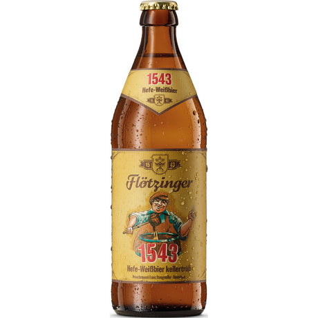 Die braune Flasche Flötzinger 1543 Hefe-Weisse 20x 0,5 Liter (MEHRWEG) trägt ein gelbes Etikett mit einem traditionell gekleideten Mann, der die bayerische Braukultur von Flötzinger zeigt.
