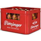 Eine rote Flötzinger-Kiste enthält mehrere Braunglasflaschen Flötzinger Hell 20x 0,5 Liter (MEHRWEG), die die bayerische Brautradition widerspiegeln.