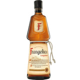 Eine 0,7-Liter-Flasche Frangelico-Likör (20%) der Marke Frangelico mit einem Seilband und einem Etikett mit roter Schrift und einer Dorfillustration.