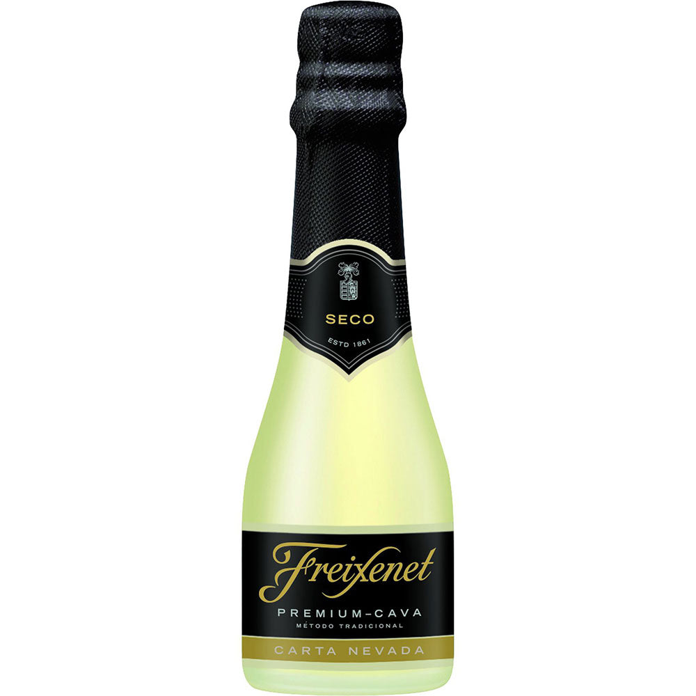 Freixenet Carta Nevada Seco 0,2 Liter: Spanischer Cava von Freixenet mit schwarzem und goldenem Etikett sowie folienumwickeltem Verschluss.
