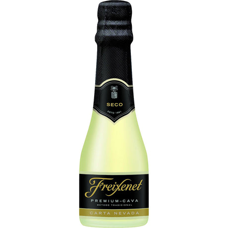 Freixenet Carta Nevada Seco 0,2 Liter: Spanischer Cava von Freixenet mit schwarzem und goldenem Etikett sowie folienumwickeltem Verschluss.