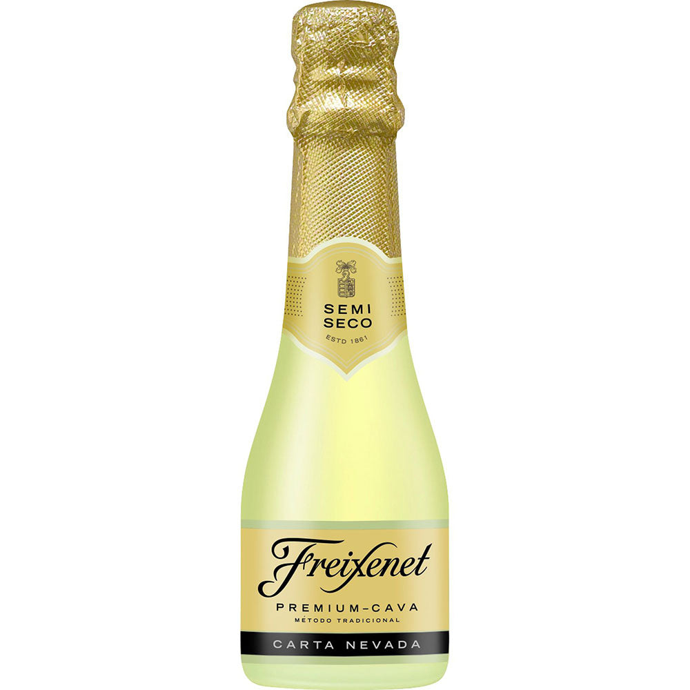 Eine 0,2-Liter-Miniflasche Freixenet Carta Nevada Semi Seco Halbtrocken, ein spanischer Premium-Schaumwein, mit goldenem Etikett und folienumwickeltem Verschluss.