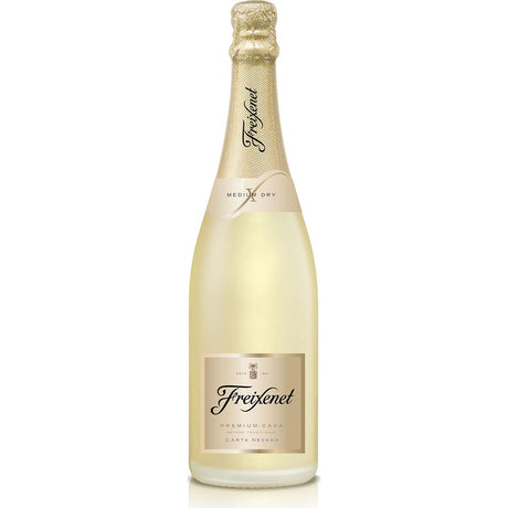 Eine 0,75L Flasche Freixenet Carta Nevada Semi Seco Halbtrocken Schaumwein mit goldenem Etikett und Folienverschluss.