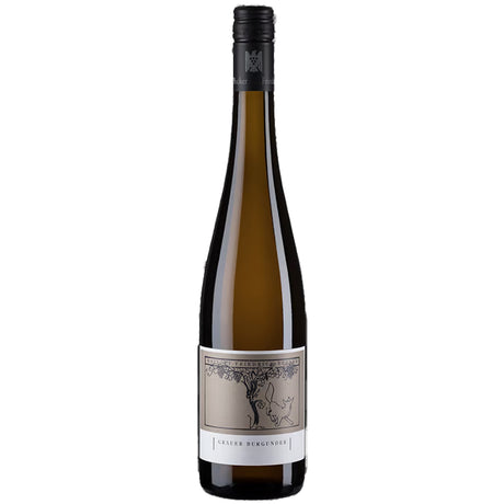 In einer hohen, dunkelgrünen Weinflasche mit schwarzem Verschluss und einem Etikett, das eine minimalistische Weinreben-Illustration ziert, präsentiert sich der „Friedrich Becker Grauer Burgunder trocken 2024“ vom Weingut Friedrich Becker als eleganter Vertreter der Rebsorte Grauer Burgunder.