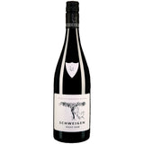 Eine Flasche „Weingut Friedrich Becker Pinot Noir Schweigen trocken 2019“ mit weißem Etikett und schwarzem Schraubverschluss verkörpert den raffinierten Stil, der für die Handwerkskunst von Friedrich Becker charakteristisch ist.