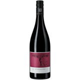 Eine dunkle Weinflasche mit einem kastanienbraunen Etikett mit der Aufschrift „Weingut Friedrich Becker Spätburgunder trocken 2019“ und einem schwarzen Verschluss.