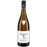 Eine braune Glasweinflasche mit der Aufschrift „Weingut Friedrich Becker Weißer Burgunder Schweigen trocken 2022“, deren schwarz-weißes Design den angesehenen Status als VDP.Ortswein Schweigen hervorhebt – ein charakteristisches Merkmal des renommierten Pfälzer Weißweins.