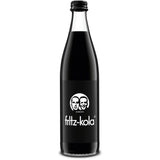 Eine MEHRWEG Glasflasche von fritz-kola 10x0,5L mit schwarzem Etikett und zwei Gesichtern Logo auf weißem Hintergrund, mit veganer Cola und natürlichem Koffein.