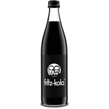 Eine MEHRWEG Glasflasche von fritz-kola 10x0,5L mit schwarzem Etikett und zwei Gesichtern Logo auf weißem Hintergrund, mit veganer Cola und natürlichem Koffein.