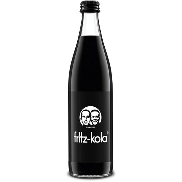 Eine MEHRWEG Glasflasche von fritz-kola 10x0,5L mit schwarzem Etikett und zwei Gesichtern Logo auf weißem Hintergrund, mit veganer Cola und natürlichem Koffein.