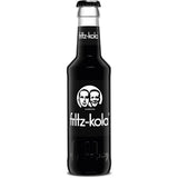 Die 0,2-Liter-Glasflasche von fritz-kola mit schwarzem Etikett mit zwei illustrierten Gesichtern und weißem Text bietet vegane Cola mit natürlichem Koffein für einen erfrischenden Geschmack; erhältlich als Fritz Kola 24x 0,2 Liter (MEHRWEG).