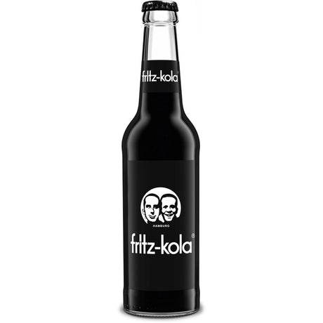 Eine schwarze Glasflasche von fritz-kola, mit dem weißen Logo mit zwei Gesichtern auf dem Etikett; Fritz Kola 24x 0,33 Liter (MEHRWEG) bietet natürliches Koffein aus fritz-kola für einen natürlichen Energieschub.