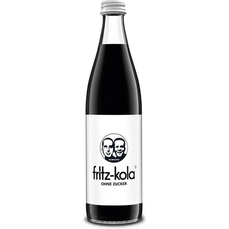Eine 0,5-L-Glasflasche fritz-kola ohne Zucker (kalorienarmes Cola) von fritz-kola mit einem weißen Etikett mit zwei illustrierten Gesichtern.