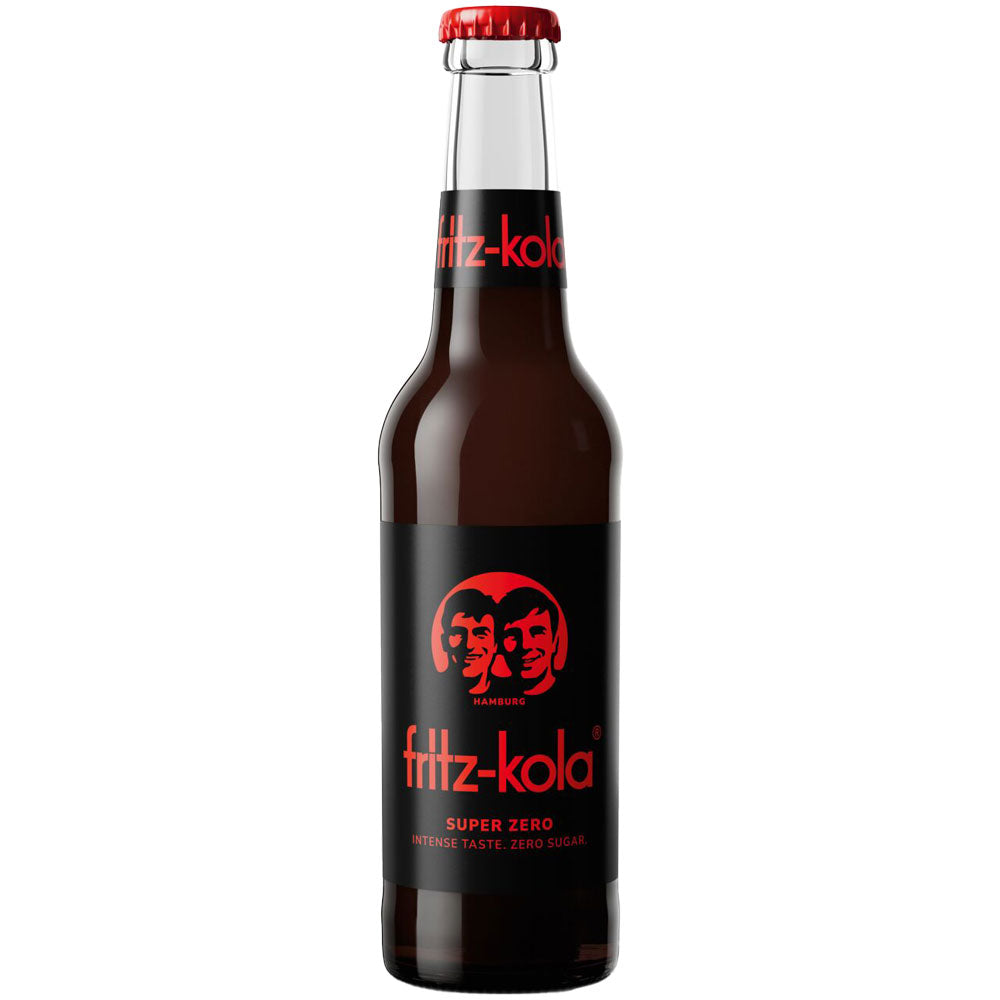 Eine fritz-kola Super Zero 0,33L Glasflasche (MEHRWEG) aus dem 24er-Pack, ein zuckerfreies, koffeinhaltiges Getränk, mit schwarzem Etikett und roten Akzenten auf weißem Hintergrund.