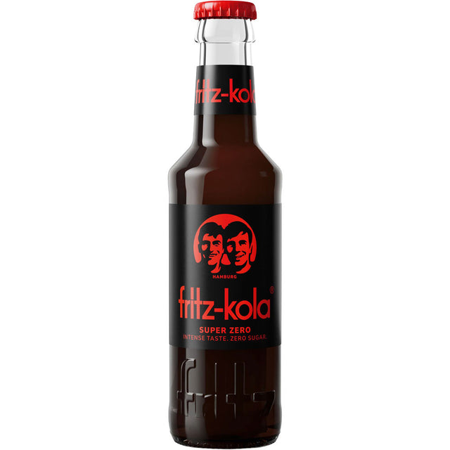 Eine 0,2L fritz-kola Super Zero MEHRWEG Glasflasche-schwarzes Etikett, roter Verschluss, zwei Gesichter Logo-ideal für alle, die zuckerfreie Cola mit viel Koffein wollen. Erhältlich in einem 24er-Pack.