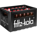 Eine schwarze Fritz-Kola-Kiste enthält 24 Glasflaschen (je 0,2 l) von Fritz Kola Super Zero, der zuckerfreien Cola mit hohem Koffeingehalt.